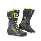 Stivali RC PRO, un stivale moto nero con chiusura sicura e suola antiscivolo. Da ELEVEIT MOTOBOOTS.